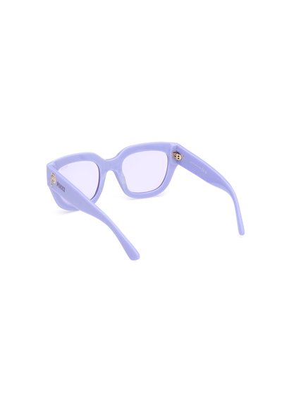 Lila plastsolglasögon med fyrkantig ram, gradientlinser och guldfärgad hårdvara. Varumärkeslogotypen finns på sidan.
