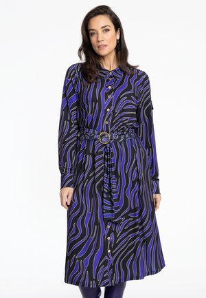 Robe à manches longues noire avec des motifs de vagues bleues et dorées, dotée d'une boutonnière à l'avant et d'une ceinture à nouer à la taille avec une boucle circulaire en accent.
