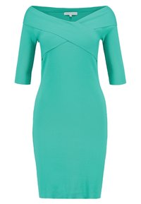 Ein tailliertes türkisfarbenes Kleid mit einem schulterfreien Design und Dreiviertelärmeln. Der strukturierte Stoff weist ein Überkreuz-Frontdetail auf.