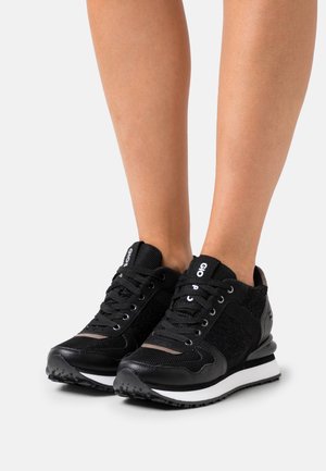 Sneakers neri con un mix di rete e tessuto testurizzato. Presentano lacci rotondi, dettagli con logo e una zeppa bianca con suola in gomma.
