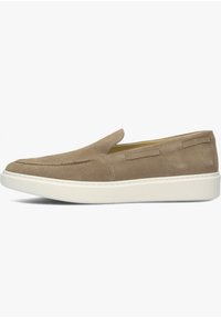 Instap schoen van lichtbruin suède met een gestructureerde afwerking, met een witte rubberen zool en minimale stiksels.