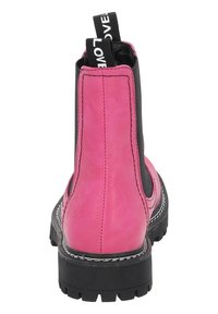 Botín de cuero rosa hasta el tobillo con paneles laterales elásticos, suela de goma negra y costuras blancas. Presenta una etiqueta de tirón en la parte posterior.