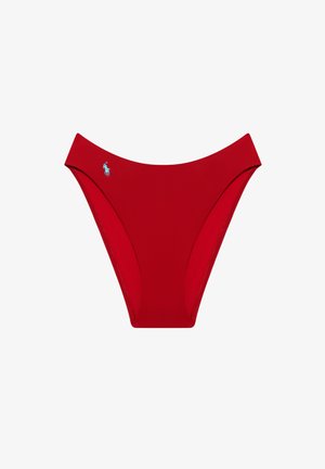 Piros, magas szabású bikini alsó kis világoskék hímzett logóval a bal oldalon, fehér háttér előtt.