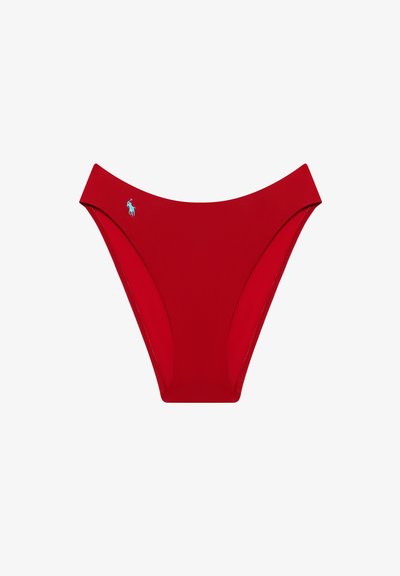 Κόκκινο μαγιό σε κόψιμο ψηλά με μικρό ανοιχτό μπλε κεντημένο λογότυπο στην αριστερή πλευρά, παρουσιασμένο σε λευκό φόντο.