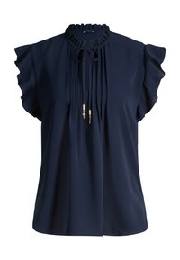 Marineblaue Bluse mit gerafftem Kragen, bindenbarem Ausschnitt mit goldenen Akzenten, vertikalen Falten vorn und kurzen, flatternden Ärmeln.