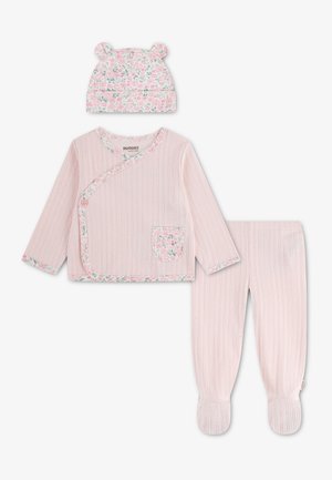 Ensemble bébé rose doux côtelé avec haut à manches longues, pantalon avec pieds et un chapeau fleuri avec des oreilles d'ours.