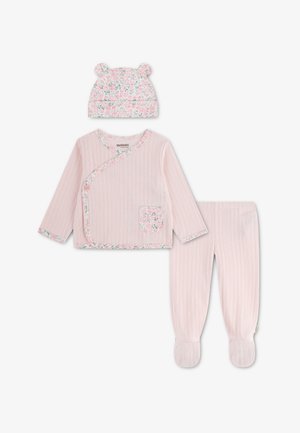 Ensemble bébé rose doux côtelé avec haut à manches longues, pantalon avec pieds et un chapeau fleuri avec des oreilles d'ours.