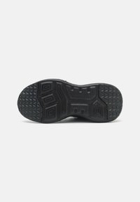 Zwarte sneakerzool met textuurpatronen voor grip, met hexagonale en golfontwerpen. Gemaakt van rubber voor duurzaamheid.