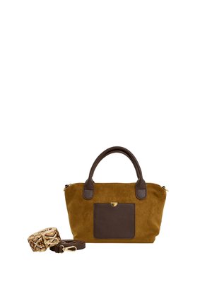 Bolso de mano de ante marrón con asas marrón oscuro, bolsillo frontal y dos correas estampadas desmontables sobre un fondo blanco.