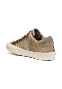 Sneaker in suede beige con una finitura liscia, dotata di un colletto imbottito, lati texturizzati e una suola in gomma bianca. Accenti di cucitura discreti.