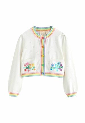 Witte gebreide cardigan met regenbooggestreepte rand, knoopsluiting en bloemenborduursel op de zakken; textuurpatroon door het hele kledingstuk.