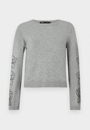 Pull en tricot gris avec manches longues, ourlet côtelé et broderies florales sur les manches. Encolure ronde et matériau texturé.