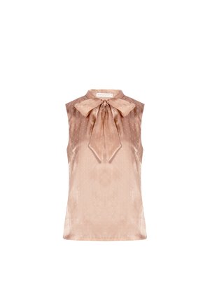 Blusa senza maniche in raso rosa cipria con un sottile motivo a puntini e un ampio fiocco annodato al collo.