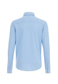 Cămașă albastru deschis cu mânecă lungă, cu guler cu nasturi, textură fină și tiv rotunjit. Prezintă două manșete cu nasturi și detalii simple de cusătură.