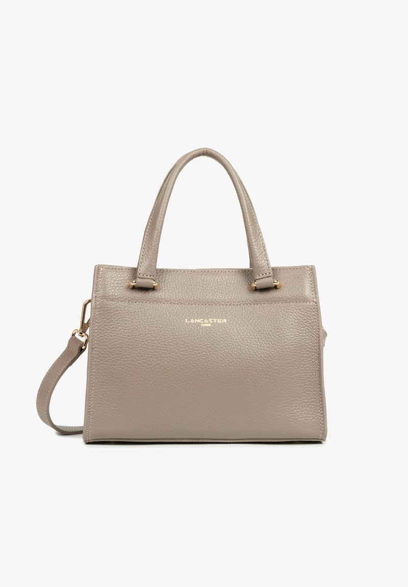 Sac à main en cuir texturé beige avec double poignée, bandoulière amovible et logo doré "LANCASTER PARIS" sur le devant.