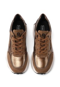 Sneakers marroni con accenti metallici bronzati, in materiale scamosciato e sintetico, punta rotonda, design con lacci e suola ammortizzata.