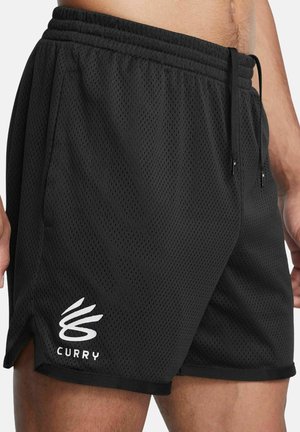 Zwarte mesh sportshorts met een textuurpatroon, voorzien van zijsplitten, een elastische tailleband en een witte "CURRY" logo op de linkeronderkant.