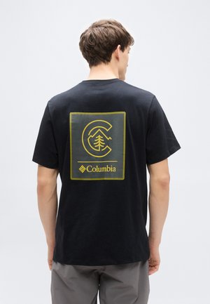 Czarny bawełniany t-shirt z dużym żółtym nadrukiem na plecach przedstawiającym drzewo i górski krajobraz oraz logo "Columbia".