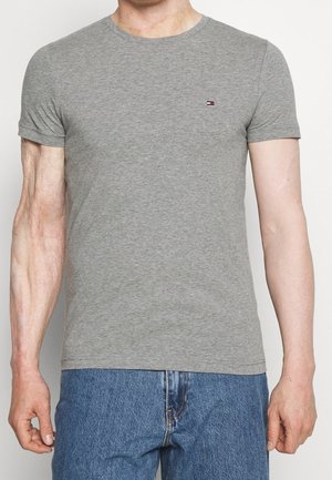 Grå kortærmet t-shirt lavet af bomuld, med rund halsudskæring og et lille logo på venstre bryst. Blød tekstur, afslappet pasform.