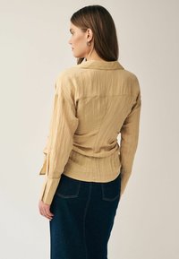 Next CRINKLE LONG SLEEVE WRAP - REGULAR FIT - Pusero - tan brown