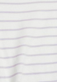 Tissu blanc avec des rayures horizontales fines de couleur violet clair espacées uniformément et un léger pli au centre.