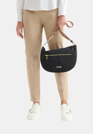Borsa a spalla nera in nylon con zip dorata, tracolla con motivo beige e logo "PLCLASS" sulla parte frontale. Texture liscia con forma arrotondata.