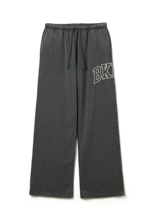 Pantaloni da tuta grigi a gamba larga con vita elasticizzata e coulisse, caratterizzati da un logo bianco "BKI" sulla coscia sinistra. Tessuto a trama liscia.