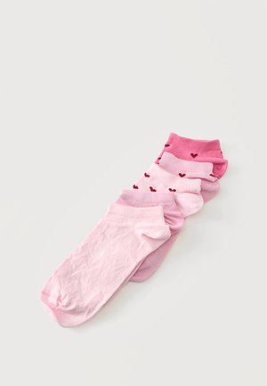 Vier paar roze enkelsokken in verschillende tinten, waarvan twee paar met kleine rode hartjespatronen, gerangschikt op een lichte achtergrond.