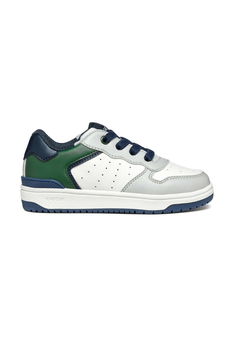 Sneaker in pelle bianca con accenti blu navy e verde, lati perforati, design con lacci, suola imbottita e suola esterna in gomma testurizzata.