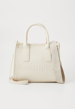 Sac à main en cuir blanc avec poignées supérieures, bandoulière réglable et logo "VALENTINO" en relief à l'avant. Texture lisse, forme structurée.