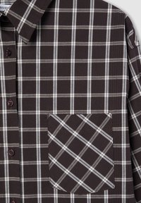 Camicia a quadri marrone e bianca con tasca sul petto. Realizzata in tessuto tessuto, presenta un colletto e un motivo a griglia texturizzato.
