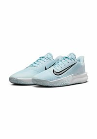 Lystblå atletik sko med en struktureret overdel, sort Swoosh-logo og hvid sål med et mønstret slidbane for godt greb.