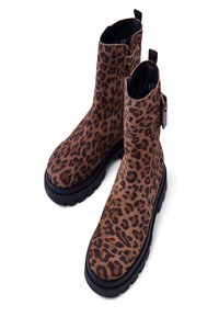 Stivaletti alla caviglia in stampa leopardata realizzati in camoscio, con suola in gomma nera spessa e zip laterale, dotati di un inserto per facilitarne l'indossamento.
