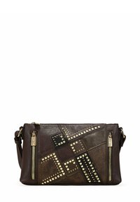 Bolso de cuero marrón tipo bandolera con un diseño de patchwork geométrico, acentos de tachuelas, compartimentos con cremallera y un acabado texturizado.