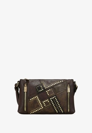 Bolso de cuero marrón tipo bandolera con un diseño de patchwork geométrico, acentos de tachuelas, compartimentos con cremallera y un acabado texturizado.