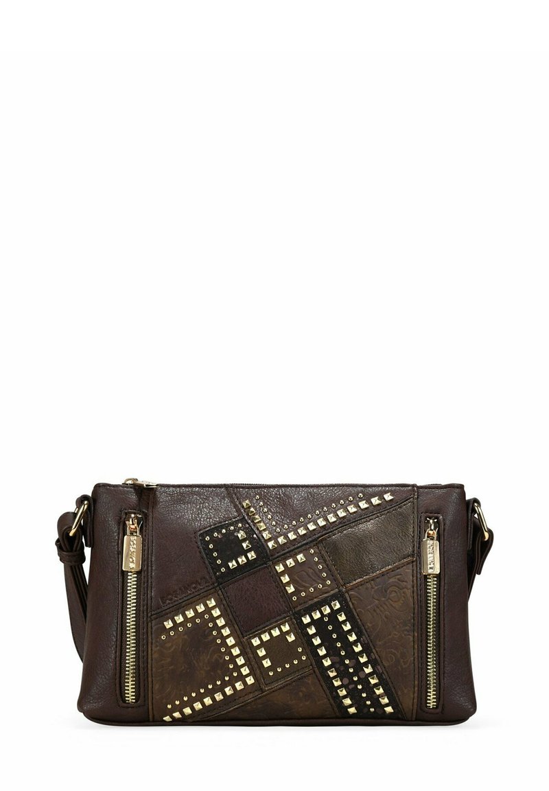 Bolso de cuero marrón tipo bandolera con un diseño de patchwork geométrico, acentos de tachuelas, compartimentos con cremallera y un acabado texturizado.