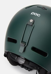 Vihreä mattapintainen kypärä, jossa on ilmanvaihtoaukot, takasäätöklipsi ja POC-logo. Varusteisiin kuuluu musta hihna ja solki.