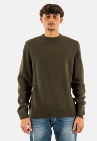 Olijfgroen gebreid sweater met een ronde hals, geribbelde manchetten en zoom. De stof lijkt zacht en heeft een subtiele textuur en een aansluitend ontwerp.