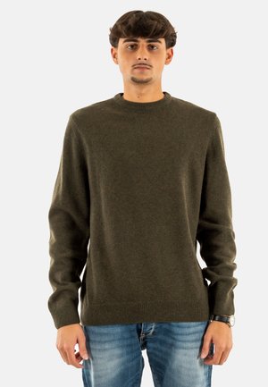 Olivgrüner Strickpullover mit Rundhalsausschnitt, gerippten Bündchen und Saum. Der Stoff wirkt weich, hat eine feine Textur und eine figurbetonte Passform.