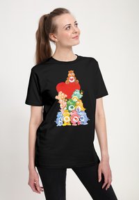 Zwart T-shirt met een kleurrafische afbeelding van teddyberen in verschillende pasteltinten, gerangschikt in een piramide met een grote rode hart bovenaan.