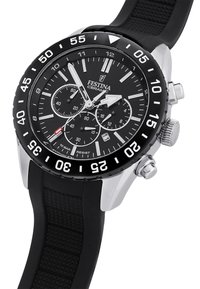 Montre chronographe noire avec un bracelet en caoutchouc, boîtier en acier inoxydable et cadran noir avec des index horaires blancs et des sous-cadrans.