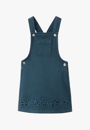 Denimblå forklædekjole med frontlomme, sølvfarvede knapper på stropper og sider samt blomsterudskæringer langs kanten.