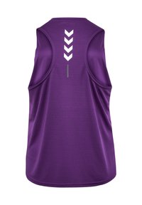 Lila ärmlös träningstopp tillverkad av andningsbart material. Har ett chevronmönster och reflexdetaljer på baksidan för ökad synlighet.