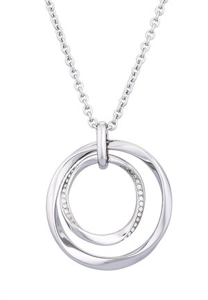 Collier en chaîne argentée avec deux pendentifs circulaires entrelacés, l'un orné de petits cristaux transparents le long d'une partie de son bord.