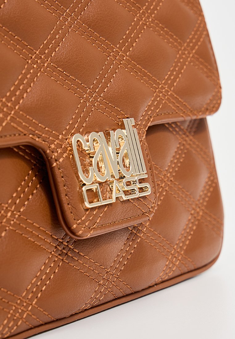 Borsa a tracolla in pelle trapuntata color tan con logo dorato "Cavalli CLASS" sulla chiusura a pattina anteriore.
