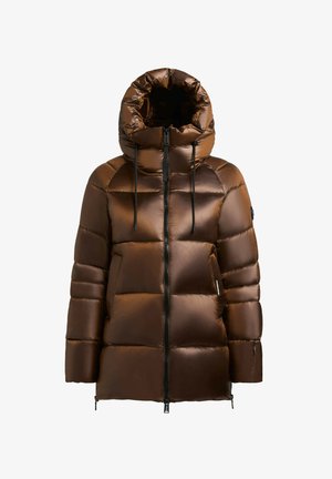 Giacca a vento marrone, imbottita e puffy, con colletto alto, cappuccio rimovibile, zip nera e lacci elastici. Presenta una texture trapuntata e tasche laterali.