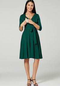 Chelsea Clark UMSTANDSKLEID MIT STILLFUNKTION - Rochie din jerseu - Dunkelgrün