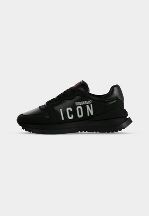 Sort lavtop sneakers med "DSQUARED2 ICON" i hvid på siden, tekstureret sål og snørelukning på grå baggrund.