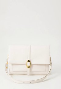 Balta odinė rankinė su struktūruota forma, aukso spalvos detalėmis, priekinė užklotinė su sagtimi ir reguliuojamu dirželiu.