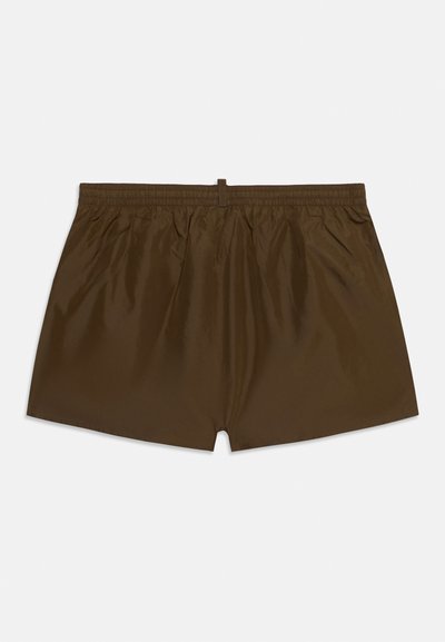 Καφέ ελαφριά ανδρικά boxer με ελαστική μέση και κεντρικό εμπρόσθιο άνοιγμα φερμουάρ, απλωμένα επίπεδα σε λευκό φόντο.